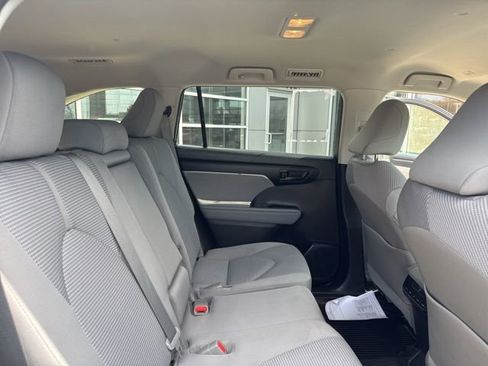 Used 2023 Toyota Highlander LE AWD/4WD image 29
