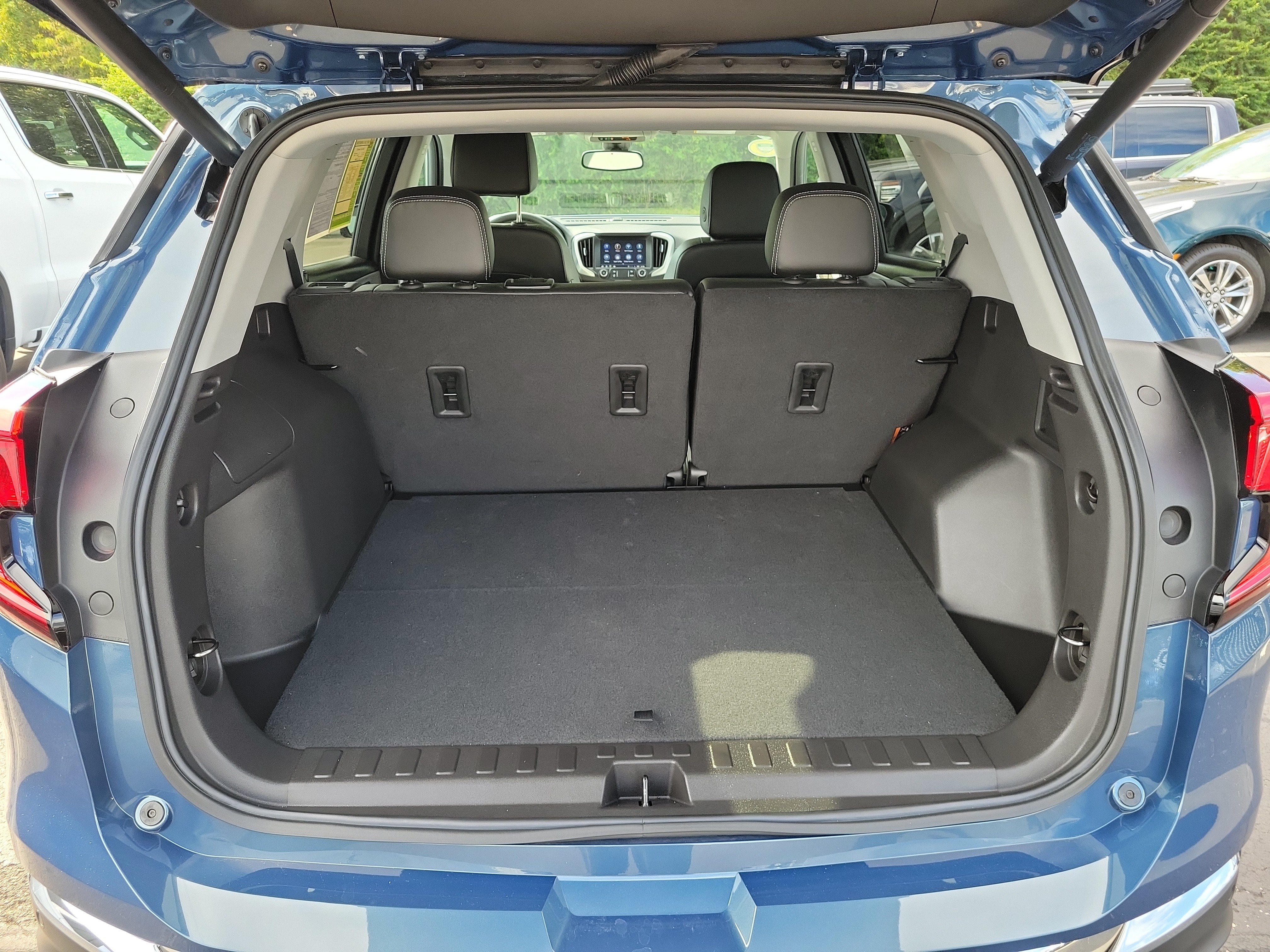 Used 2024 GMC Terrain SLT AWD/4WD image 7