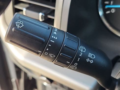 Used 2023 Ford Expedition XLT image 27