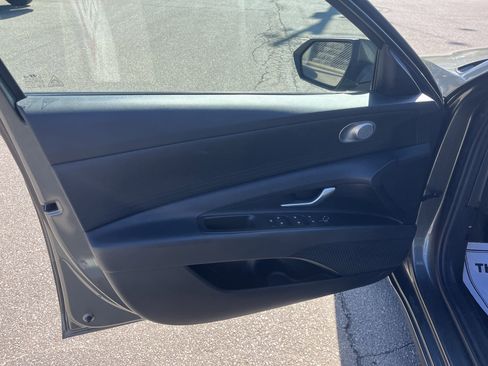 Used 2025 Hyundai Elantra SE w/ Cargo Package image 10