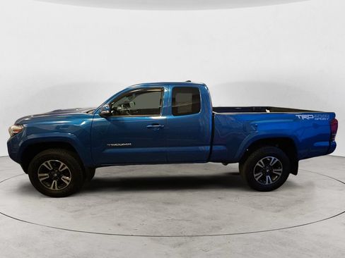 Used 2017 Toyota Tacoma TRD Sport w/ Tow Package AWD/4WD image 2