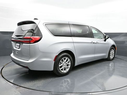 New 2026 Chrysler Pacifica Select image 3