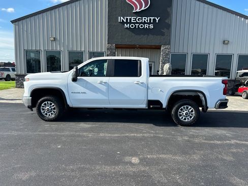 Used 2024 Chevrolet Silverado 2500 LT w/ Convenience Package AWD/4WD image 2