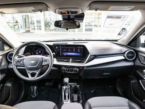 Used 2025 Chevrolet Trax LT w/ LT Convenience Package image 13