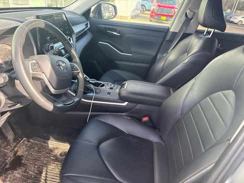 Used 2023 Toyota Highlander XLE image 7