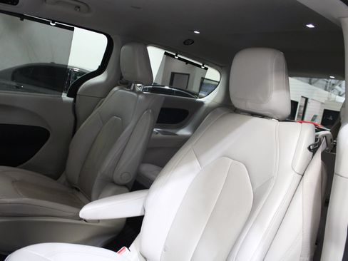 Used 2021 Chrysler Pacifica Touring-L FWD image 15