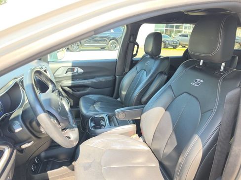 Used 2020 Chrysler Pacifica Touring-L w/ Advanced Safetytec Group FWD image 13