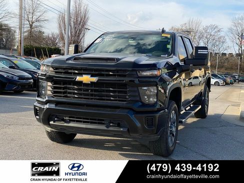 Used 2024 Chevrolet Silverado 2500 Custom w/ Custom Value Package image 3