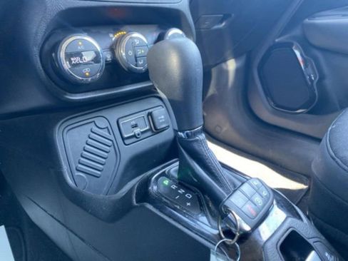 Used 2017 Jeep Renegade Altitude image 23