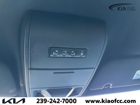 Used 2017 Dodge Grand Caravan SXT image 19
