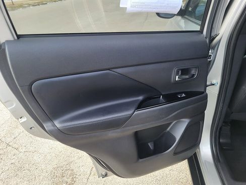 Used 2019 Mitsubishi Outlander LE image 27