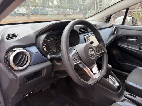 Used 2025 Nissan Versa SV image 30