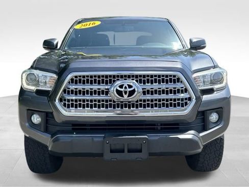 Used 2016 Toyota Tacoma TRD Off-Road w/ Premium & Technology Package AWD/4WD image 8