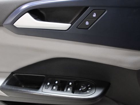 Used 2022 Volkswagen Taos SE w/ Panoramic Sunroof Package FWD image 18