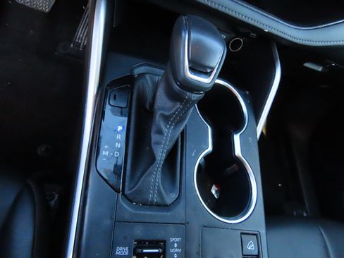 Used 2023 Toyota Highlander XLE image 29