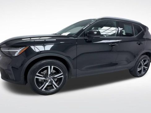 Used 2023 Volvo XC40 B5 Core w/ Convenience Package AWD/4WD image 4