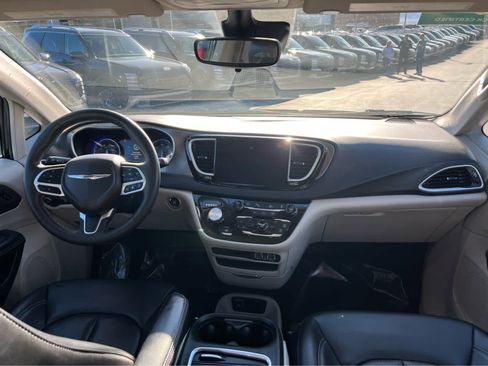 Used 2023 Chrysler Pacifica Touring-L image 24