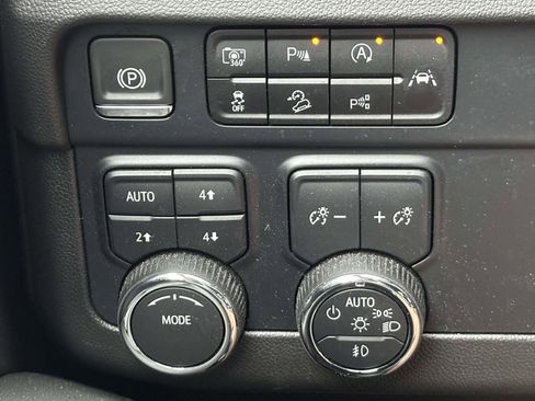 Certified 2025 Chevrolet Suburban Z71 AWD/4WD image 17