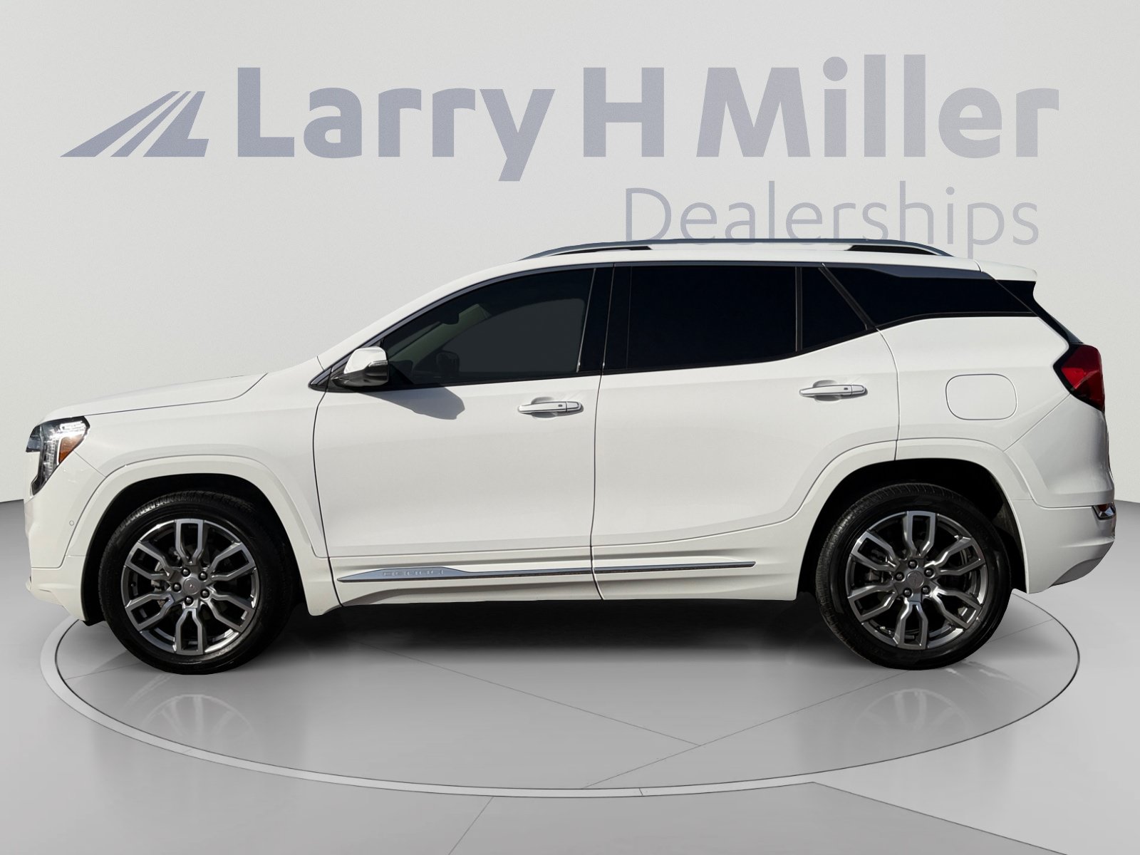 Used 2024 GMC Terrain Denali w/ Denali Premium Package AWD/4WD image 2