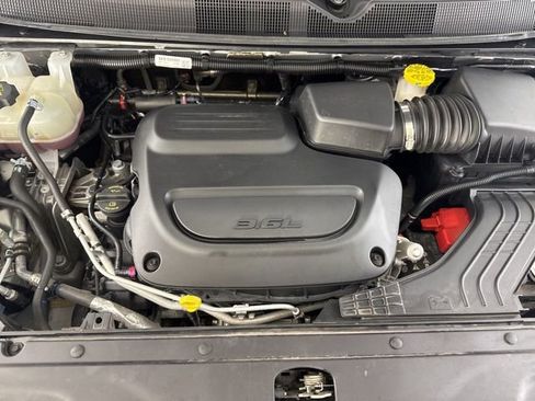 Used 2024 Chrysler Pacifica Touring-L image 17