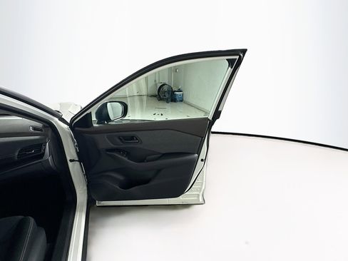 Used 2023 Nissan Rogue S image 30