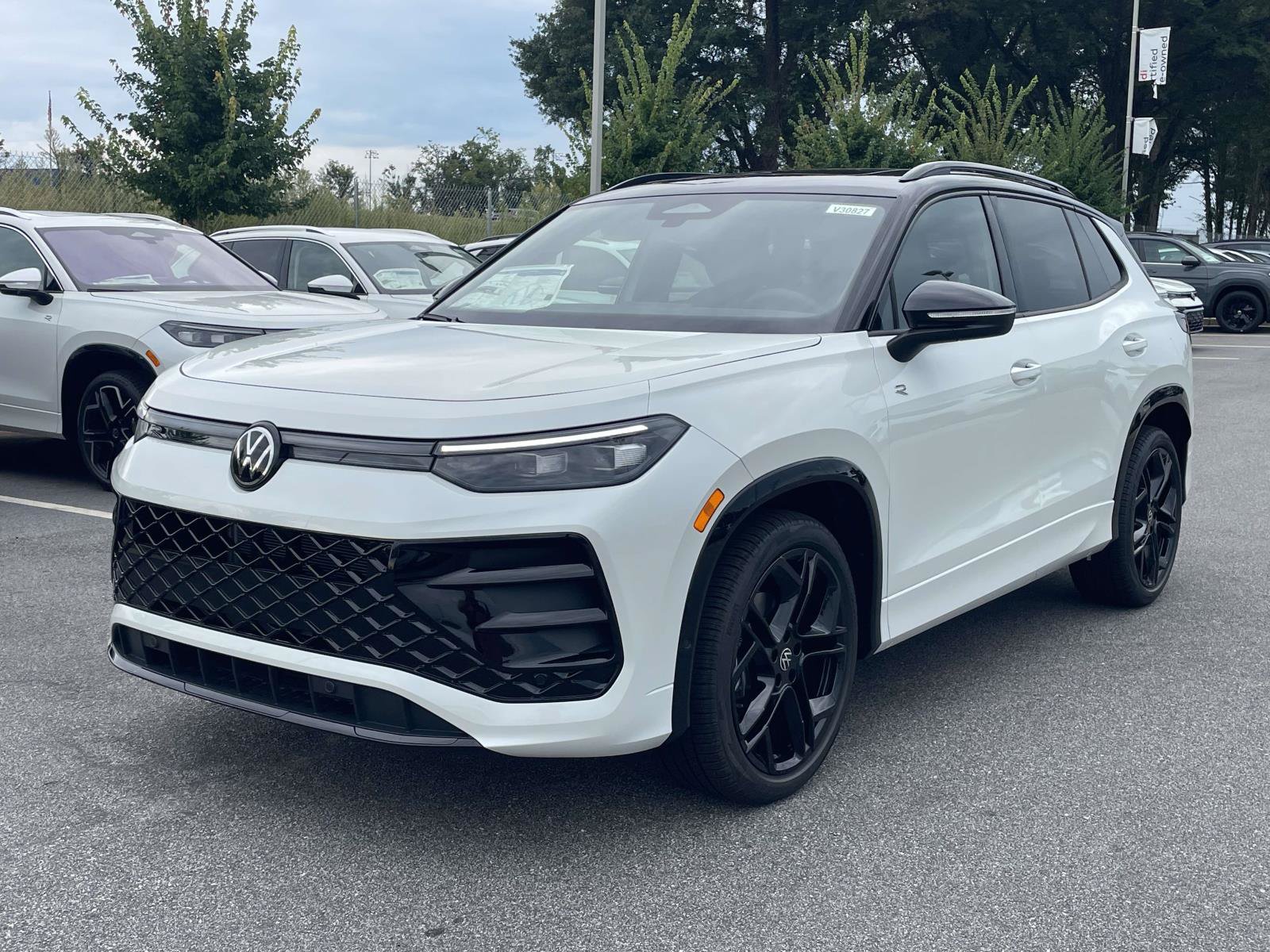 New 2026 Volkswagen Tiguan SE R-Line FWD image 3