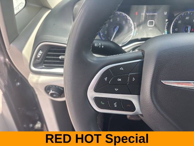 Used 2023 Chrysler Pacifica Touring-L FWD image 17