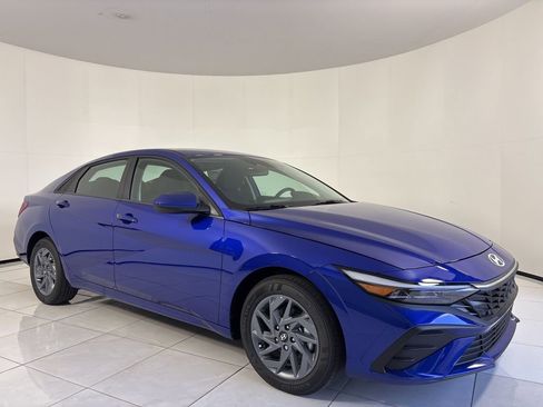 New 2025 Hyundai Elantra Hybrid FWD image 7