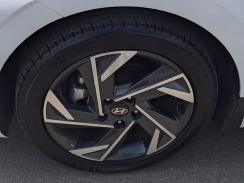 Certified 2025 Hyundai Elantra SEL image 7