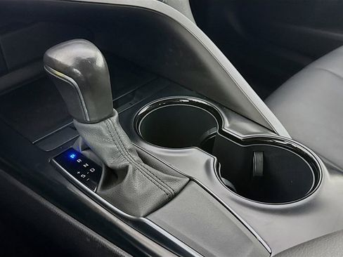 Used 2020 Toyota Camry SE image 19