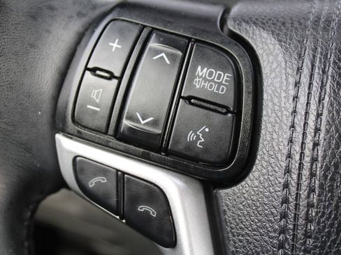 Used 2019 Toyota Highlander AWD V6 image 30