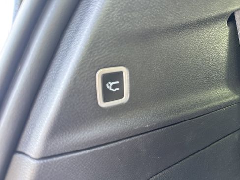 Used 2025 Chrysler Pacifica Select FWD image 12