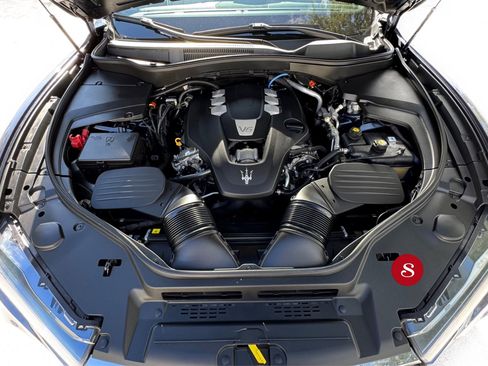 Used 2021 Maserati Levante image 15