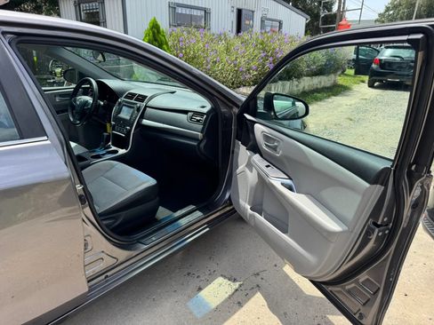 Used 2016 Toyota Camry SE FWD image 23