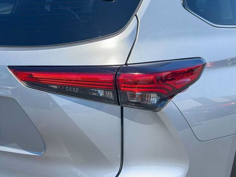 Used 2021 Toyota Highlander XLE AWD/4WD image 8