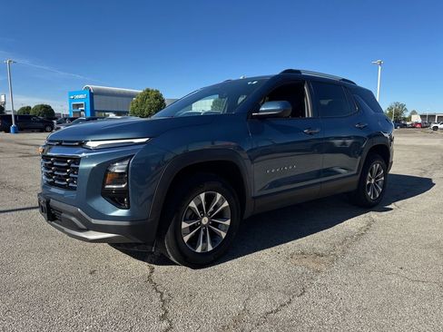 Used 2025 Chevrolet Equinox LT w/ Convenience Package II image 2