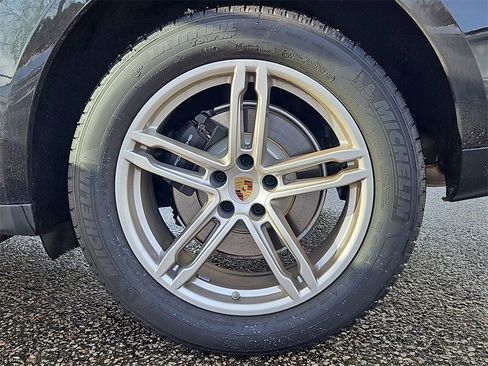 Certified 2025 Porsche Macan image 11