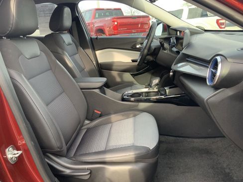 Used 2025 Chevrolet Trax LT w/ LT Convenience Package image 53