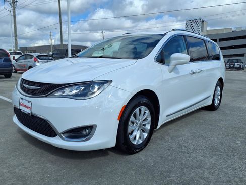 Used 2018 Chrysler Pacifica Touring-L image 22