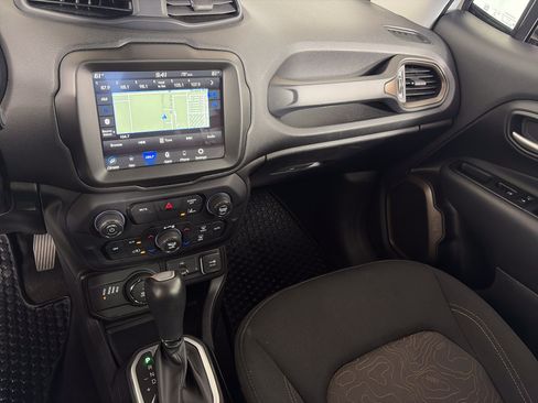Used 2023 Jeep Renegade Latitude AWD/4WD image 4