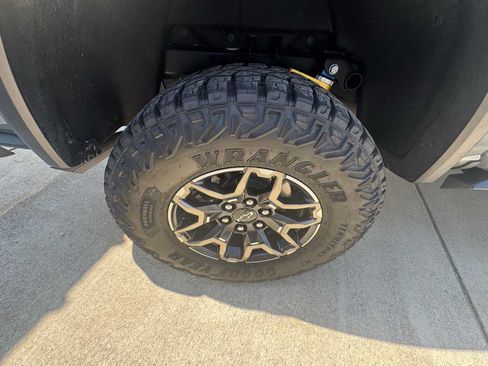 Used 2024 Chevrolet Colorado ZR2 w/ ZR2 Convenience Package III AWD/4WD image 25
