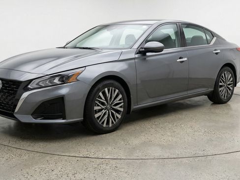 Used 2025 Nissan Altima 2.5 SV image 3