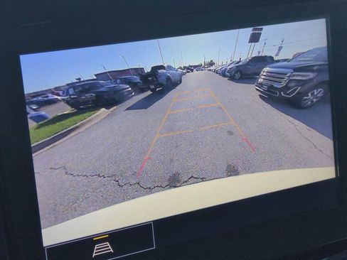 Used 2023 Chevrolet Traverse LT image 15