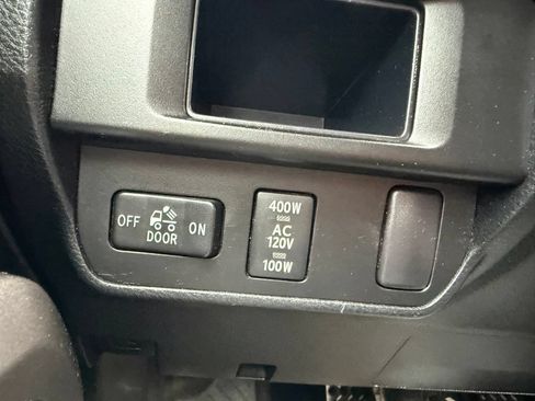 Used 2017 Toyota Tacoma SR5 AWD/4WD image 18