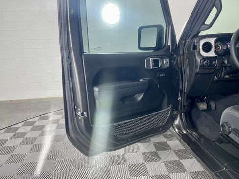 Certified 2025 Jeep Gladiator Sport AWD/4WD image 12