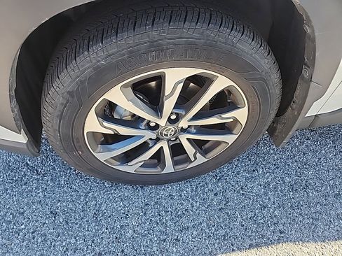 Used 2023 Toyota Corolla Cross XLE image 9