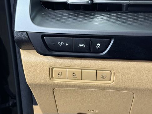 Used 2024 Kia Carnival LX FWD image 13
