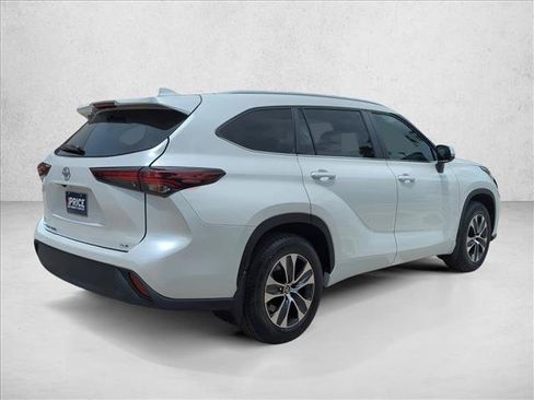 Certified 2024 Toyota Highlander XLE FWD image 5