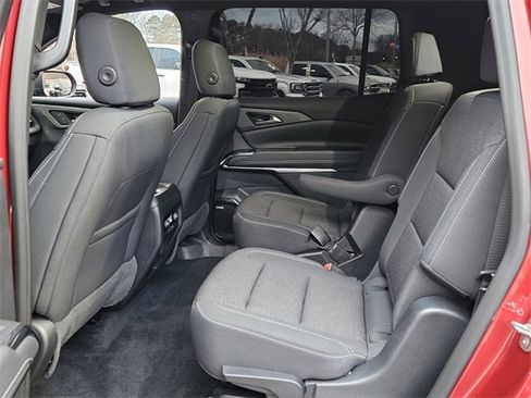 Used 2024 Chevrolet Traverse LT w/ Enhanced Driving Package image 8