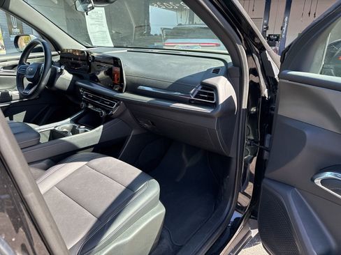 Used 2025 Chevrolet Traverse LT image 12